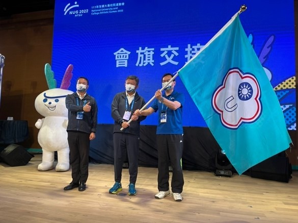 President Chiu Ping -kun passed the Games flag to Vice-principal Chung Tsai-wan of 2023 host school Chung Yuan Christian University