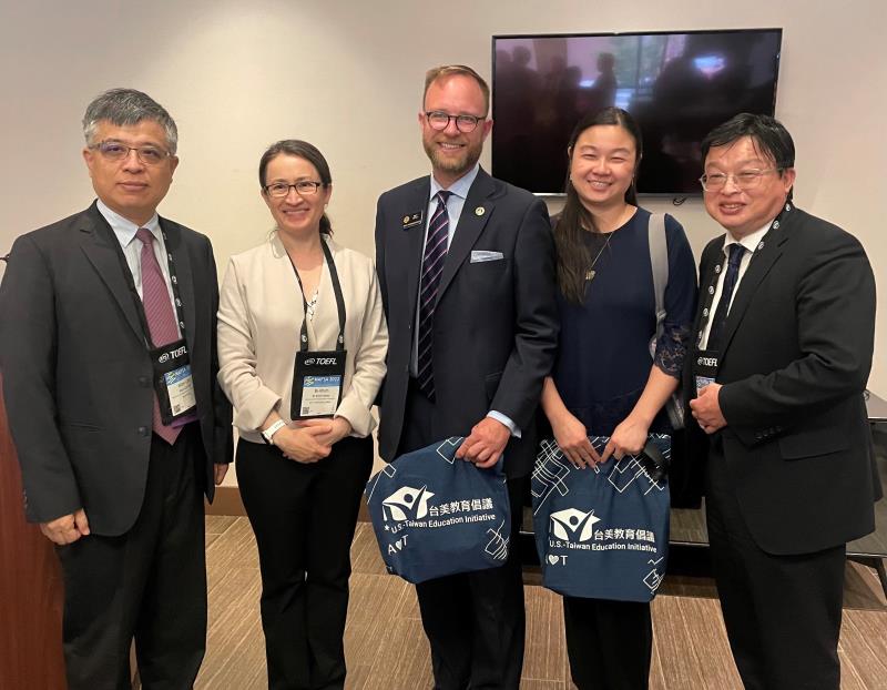 Colorado State Representative Matt Soper and his wife Sara (R-3,2) posed with Amb. Hsiao, Deputy Minister Lio and Director General Bill Huang (R-1)