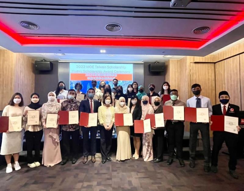 Scholarship recipients and Malaysia TECO personnel