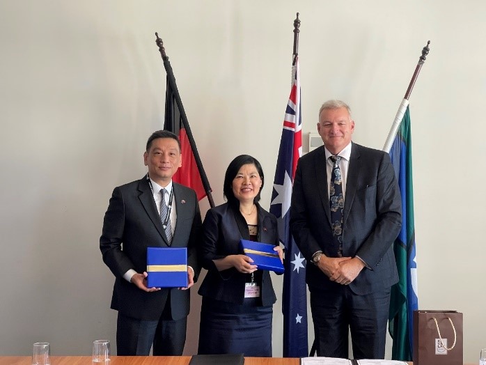 Mr. Edward Ling-wen Tao, Ms. Jill Lai, and Mr. Michael De’Ath, Director-General of the Queensland Department of Education