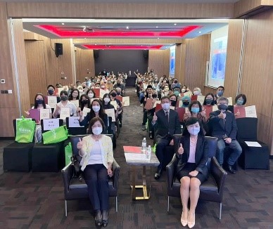 Participants in the 2022 MOE Taiwan Scholarship and Huayu Enrichment Scholarship award ceremony and pre-departure orientation