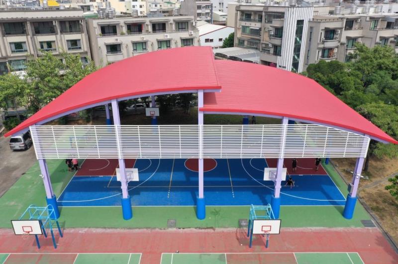 The semi-outdoor court at An-nan Junior High School in Tainan City and its use situation