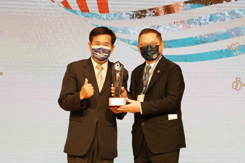 Tom Cheng-Hao Peng pictured with Minister of Education Wen-Chung Pan in 2022 School Sports Beacon of Excellence Awards