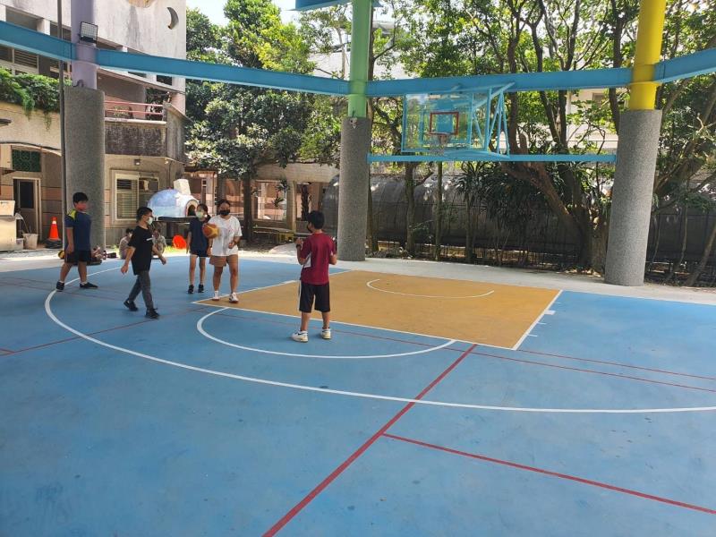 The semi-outdoor court at Daxi Elementary School in Yilan County and its use situation 2