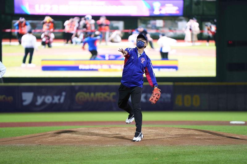 Interim Director-General Teng-chiao Lin threw the opening pitch (01)