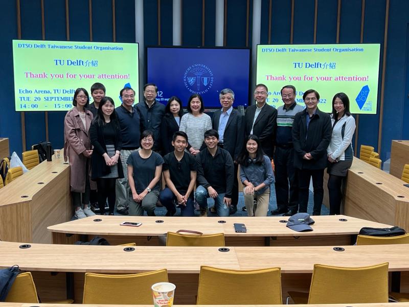 The visiting delegation, Education Division personnel, and Taiwanese students at three universities in the Netherlands in ECHO building at TUDelft