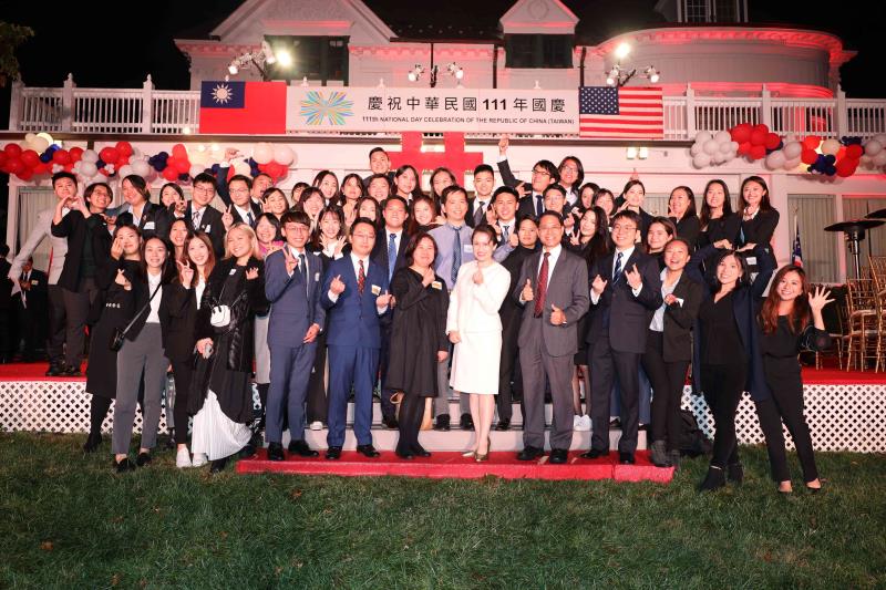 overseas-taiwanese-student-volunteers-assist-reception-for-double-tenth