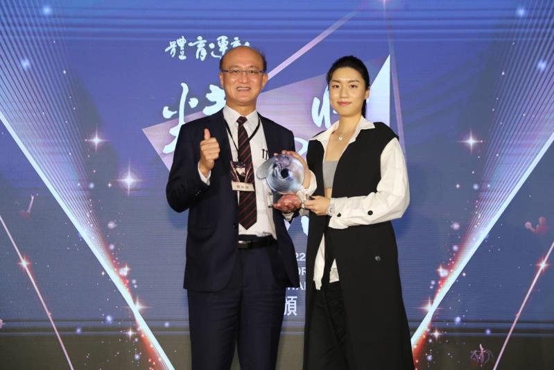 Deputy Minister of Education and acting SA Director general Lin Teng-chiao grants Best Coach Award to Liu Wen-teng (represented by his daughter) at the 2022 Sports Elite Award