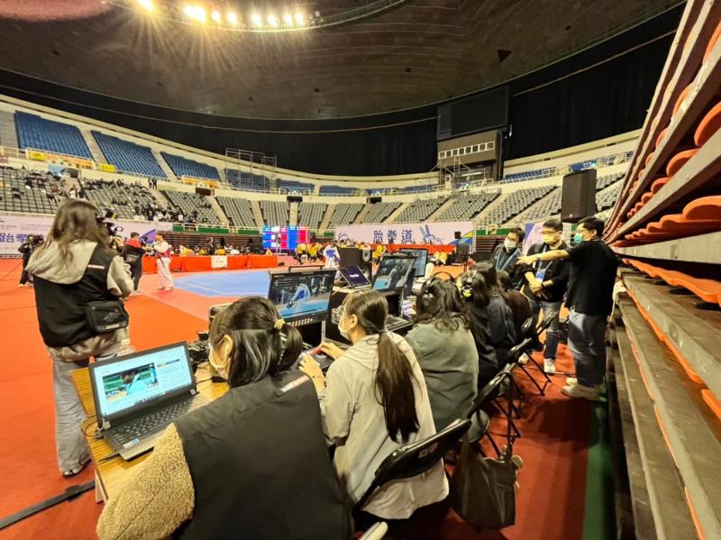 Teacher Liao Yi-can led a student broadcast team from NTUA to broadcast the taekwondo competition at the 2022 National University and College Athletic Games