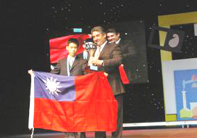 Zhang Zherui receiving the Special Theory Award