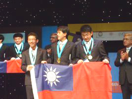 Taiwan Team receiving the Teamed Experiment medal
