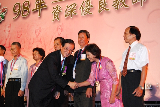 Minister of Education Wu Ching-chi Poses for Picture with the 2009 Dedication to Education Award Recipients and Excellent Senior Teachers